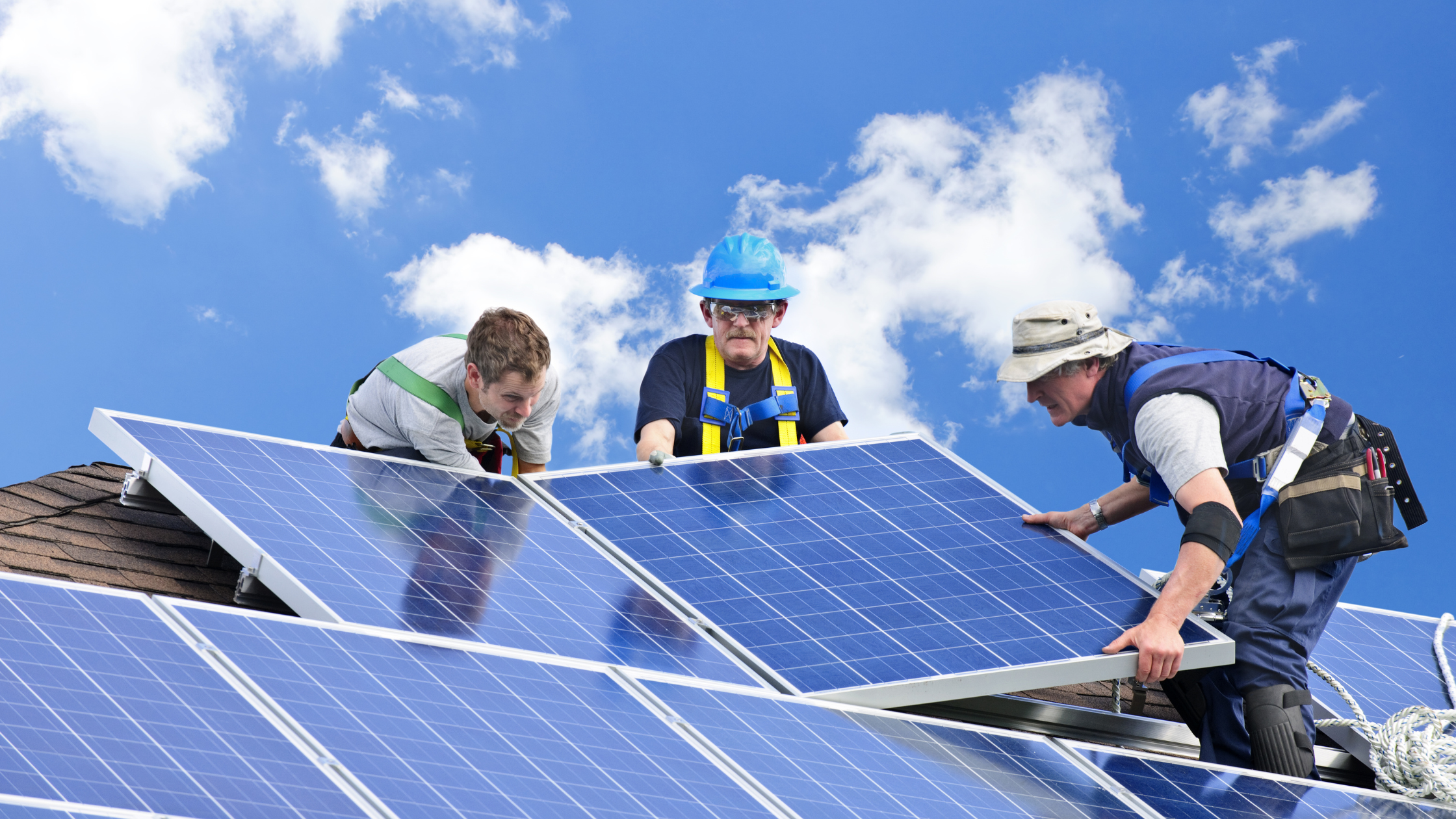 Rooftop solar panel installation on a residential house in Sri Lanka – clean renewable energy solution reducing electricity costs in 2025.